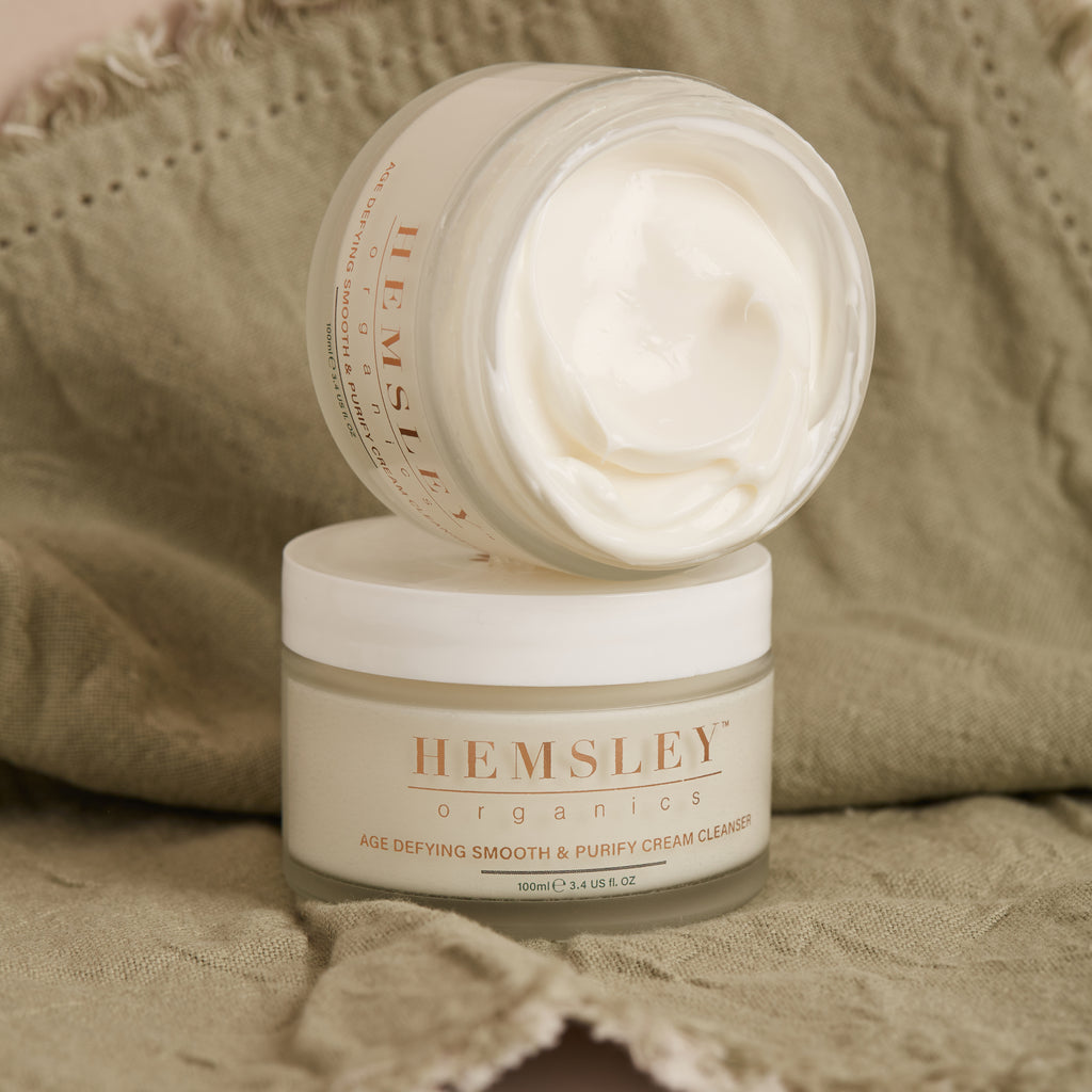 hemsley organics - facial cream cleanser - • Works to efficiently remove all traces of dirt & makeup, maintaining skins natural pH-balance for smoother, hydrated skin. • Contains antimicrobial properties, aids to protect skin from harmful bacteria. • Fights daily pollutants, combating discolouration & dullness, achieving a youthful glow.  • With high antioxidant properties, to refresh, nourish & prepare skin for the rest of your skincare routine. 